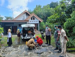 Polsek Jogorogo Lakukan Pendampingan Fogging di Desa