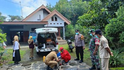 Polsek Jogorogo Lakukan Pendampingan Fogging di Desa