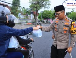 Bagikan Takjil, Kapolres Berpesan Ini ke Warga Ngawi