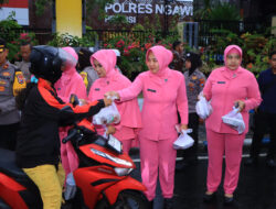 Polres Bersama Bhayangkari Ngawi Bagikan Takjil di Jalan