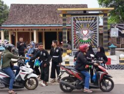 PSHT Ranting Sine Bagikan Takjil kepada Pengguna Jalan