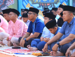 Kapolres dan Anggota Polres Ngawi Laksanakan Salat Id di Lapangan Masjid Miftahul Huda