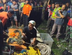 Polisi Polres Ngawi Sigap Evakuasi Korban Sumur Galian di Paron