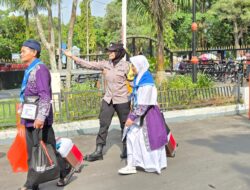 Polwan Polres Ngawi Ikut Bantu Calon Jamaah Haji