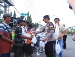 Polres Ngawi Peduli, Polisi Sigap Bagikan Bansos di Jalanan
