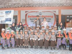Dukung Dunia Pendidikan, Kapolres dan Ketua YKB Ngawi Kunjungi TK Kemala Bhayangkari 57 Sine