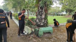 Polres Ngawi Kerja Bakti di Taman Makam Pahlawan Sambut Hari Bhayangkara ke-79
