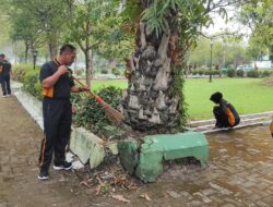 Polres Ngawi Kerja Bakti di Taman Makam Pahlawan Sambut Hari Bhayangkara ke-79