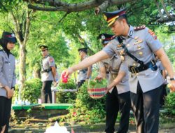 Kenang Jasa Pahlawan, Kapolres Ngawi Pimpin Ziarah di TMP Jelang Hari Bhayangkara ke-79