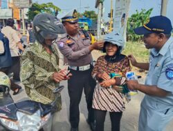 Ops Patuh Semeru, Polantas Ngawi Bagi-bagi Helm Gratis Untuk Pengguna yang Tertib Berlalu Lintas