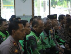 Kapolres Madiun Berdampingan dengan Komunitas Ojol, Doakan Almarhum Affan Kurniawan