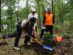 Pemkab Ngawi dan PDAM Tirto Kertonegoro Ngawi Gelar Gerakan Tanam Pohon di Lereng Lawu