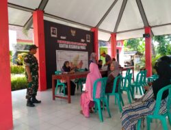 Pastikan Berjalan Tertib, Babinsa Tungkulrejo Dampingi Penyaluran BLTS Kesra di Pendopo Padas 